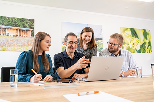 Team von BEHR IT-Systeme GmbH im Gespräch am Laptop